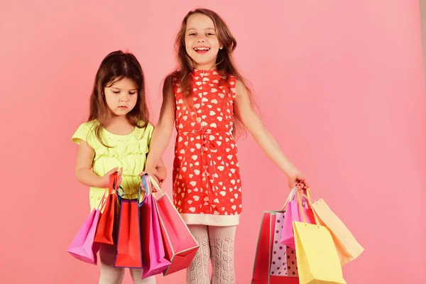 Compradores, infância e conceito de moda. Senhoras comprar roupas — Fotografia de Stock