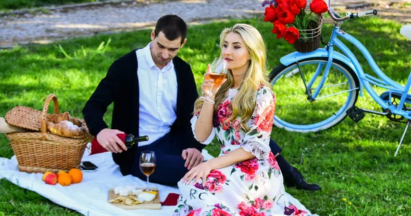 Romantikus piknik randi borral. Élvezik a tökéletes randit. Boldog szerető pár pihennek a parkban. A szerelmesek az évfordulós piknik dátumot ünneplik. Olvaszd meg a szívét. Csinálj neki valamit. — Stock Fotó