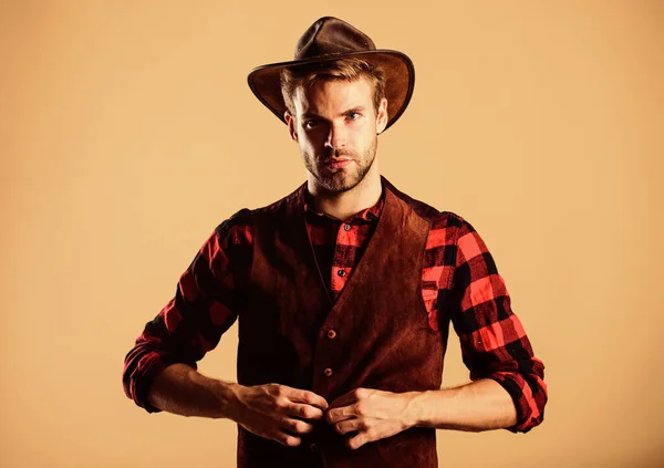 Cowboy wearing hat. Western life. Man unshaven cowboy beige background. Unshaven guy in cowboy hat. Handsome bearded macho. American cowboy. Beauty standard. Example of true masculinity — 스톡 사진