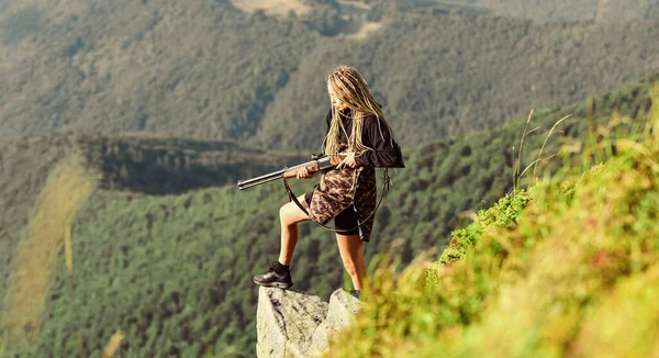 Attività hobby. camuffamento del cacciatore di teste. Permesso per le armi. Assassina donna con pistola. In tempo di guerra. Soldato donna. Cecchino dell'esercito. concetto di negozio di armi. combattere per la giustizia. moda militare. parità di genere — Foto Stock