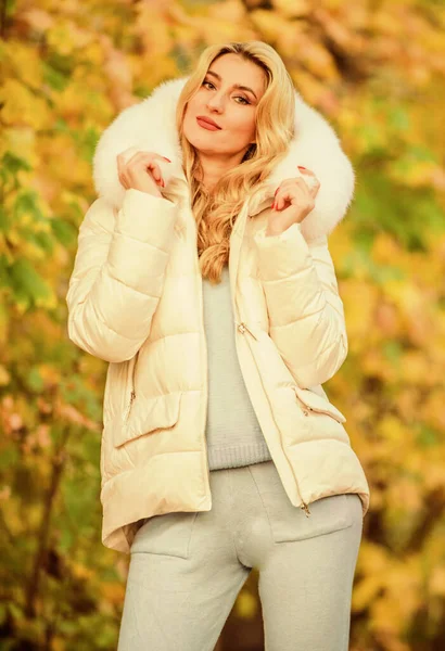 Hora de descansar. Menina relaxar natureza caído folhas fundo. terno desportivo acolhedor. Menina desportiva com casaco inchado. usar roupas de conforto. roupa de malhas quente de estação de outono. Mulher desfrutar de temporada de outono no parque — Fotografia de Stock