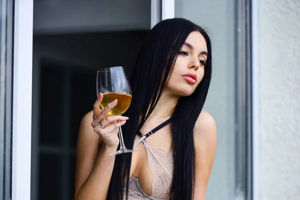 Mujer relajándose en casa. Concepto de vida de lujo. Chica con la que sueñas. sujetador y bragas. Ofensa y vulgar. sexy morena hembra en lencería beber vino en vaso. retrato con copa y champán —  Fotos de Stock