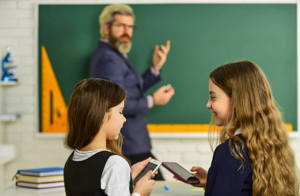 Verslaafd aan internet online games. Naleving van het schoolinternetbeleid. Internet surfen sociale netwerken. Probleem met smartphones op scholen. In plaats daarvan studeren. Leerlingen en leerkrachten — Stockfoto