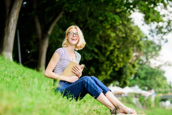 Letní prázdniny. Student inteligentní šprt sedět na zelené trávě a číst knihu. Žena, která sní o dovolené. Literatura na letní prázdniny. Dívka odpočívá u řeky po pracovním dni. Odpočiňte si a koníček — Stock fotografie