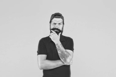 Sakallı ya da sakalsız. Görünüşü hakkında düşünceli. Hippi sakal sarı arka plana dokunur. Sakallı, şık bıyıklı ve sakallı bir adam. Erkekler kuaför salonu. Berber Dükkanı