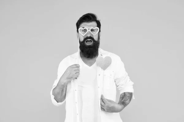 Hipster avec petit cœur. Des vibrations positives. Ambiance romantique. Joyeuse Saint Valentin. Un homme barbu qui tient le cœur. Valentin avec carte en forme de coeur. Commencez cette fête. Expression d'amour. Concept de soins de santé — Photo