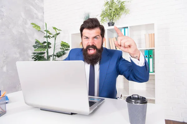 Eu mostro-te quem é o chefe. Chefe furioso grita no escritório. O chefe apontou o dedo com raiva. Chefe emocional ou diretor em roupas formais. Stress no trabalho. Ódio e raiva — Fotografia de Stock