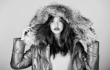 Kara Cuma. Kendine güven ve kadınlık. Kıyafetinin tadını çıkarıyor. Güzel kız soğuk hava için moda kıyafeti giyer. Bu kış şık ol. Ceketli duygusal kadın. Kış kıyafeti. Oyuncu modacı.