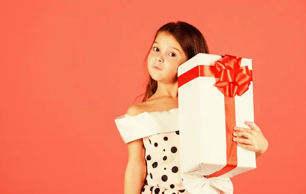 Uma aniversariante. Feliz Natal e boas festas. Compras de presentes de Natal. Pacote de presentes. Sonhos queridos. Dia de boxe. Pequena menina segurar caixa de presente. Kid hold caixa de presente fundo vermelho. Loja loja shopping — Fotografia de Stock