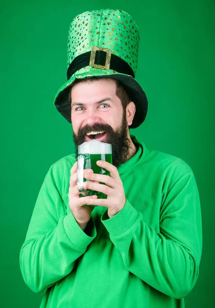 Cerveza tradicional teñida de verde. Bebida alcohólica. Empecemos la fiesta de Patrick. Tradición irlandesa. Hombre brutal barbudo hipster beber cerveza. Pub irlandés. Bebiendo cerveza parte celebración. Menú de fiestas y festividades —  Fotos de Stock