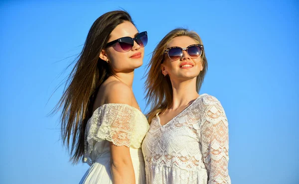 Užívám si výhled. Portrét krásných dívek. módní styl pláže. Letní venkovní životní styl. Šťastní mladí přátelé pózují nad modrou oblohou. krásné mladé krásné ženy ve slunečních brýlích. Letní oblečení — Stock fotografie
