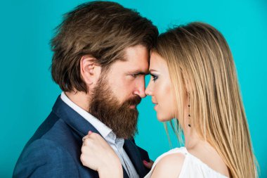 Aşk dili. Onlar için sevgililer günü. Kız arkadaşı olan olgun bir adam. Romantik ilişki ve flört. Birbirine aşık çiftler. Seksi resmi çift. Sakallı adam ve kadın kucaklaşır. moda ve güzellik