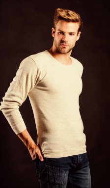 Rahat ve rahat hissediyorum. Moda konsepti. Uzun kollu gömleğin son modellerini keşfet. Erkek giyim tarzı kıyafetler. Mükemmel uydu. Sıradan tarzda yakışıklı bir adam. Erkek kılları günlük kıyafetler giyer.