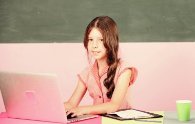 Finaller için hazırlanın. Online eğitim. Proje üzerinde çalışıyorum. Sınıftaki zeki kız. Okula dönüyorum. Web günlüğü için 4G internet. Bilgisayarı olan küçük bir kız öğrenci. İnternette çocukluk çalışması. bilgi günü