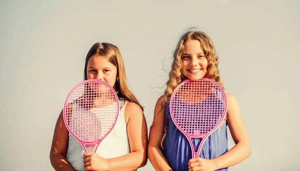 トレーニング後のリラックス。夏の屋外ゲームテニスをしろ子供の頃の幸せテニスラケットを持つ小さな女の子。夏のスポーツ活動精力的な子供たち幸せと陽気ですスポーティゲーム — ストック写真