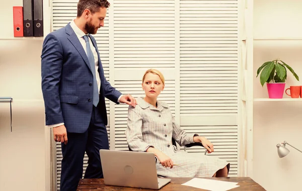 Amorío en el trabajo. Las relaciones prohibidas en el trabajo. Asalto sexual en el lugar de trabajo. Secretaria de oficina sufre acoso sexual. concepto de abuso. Jefe hombre comportamiento inaceptable subordinado empleado — Foto de Stock