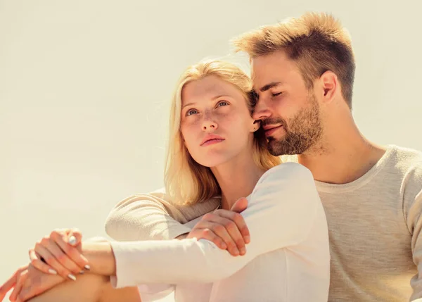 Estar enamorado. comprensión y apoyo. relación romántica. pareja enamorada. casados en el cielo. hombre y mujer sonriendo. la hace feliz. feliz de estar juntos. se aman entre sí —  Fotos de Stock