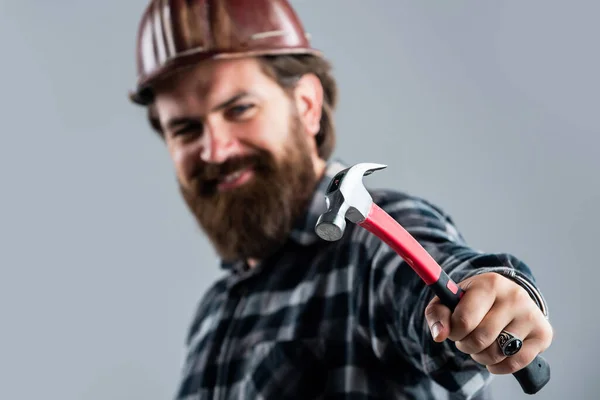 Consertar tudo. a usar equipamento de segurança. Supervisor no estaleiro. um militar confiante. Homem hipster brutal. Homem de chapéu duro. engenheiro usar martelo. trabalhador da construção desgaste capacete de segurança — Fotografia de Stock