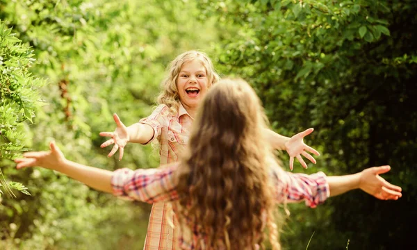 Mein lieber Freund. glückliche Mädchen aufgeregt sehen einander. umarme mich. freut sich, Sie kennenzulernen. Endlich zusammen. Glückliches Wiedersehen. Beste Freunde für immer. Glückliche Kinder beim Laufen treffen aufeinander. Aufrichtige Emotionen — Stockfoto