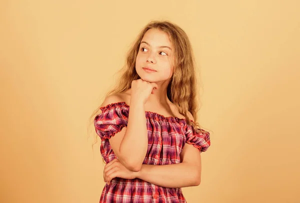 Ambiance ludique. Pensée mignonne enfant. La fille prend une décision ou un choix. Dure décision pour elle. Fille réfléchie occupée avec la décision difficile. Visage rusé. Peut-être concept. Enfant réfléchi visage rêveur prendre une décision — Photo