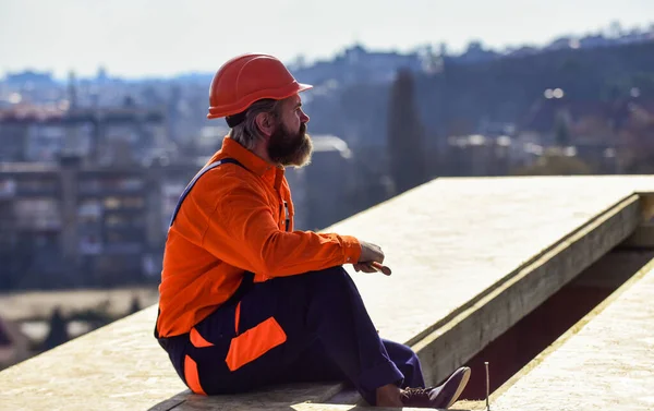 Roofer working. Roofer working tool. Construction Industry and Waterproofing. roofer working on roof structure of building on construction site. roofer wear safety uniform inspection — Stock Photo, Image