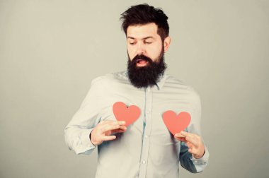 Aşkın yolunu bulduğu bir gün. Kırmızı kalp tutan sakallı adam. Küçük kalpli hippi. Kalp şeklinde süslemeleri olan seksi bir sevgililer günü erkeği. Sevgililer günün kutlu olsun. Aşk ve romantizm bayramı