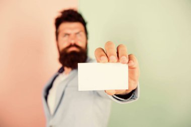 Kendimle gurur duyuyorum. İşte benim adım. İş için banka hizmetleri. Kartvizit tasarımı. Beni aramaktan çekinme. İş adamının elinde boş bir kart var. Sakallı adam kart kopyalama alanı göster. Burada öyle yazıyor. Al şunu.