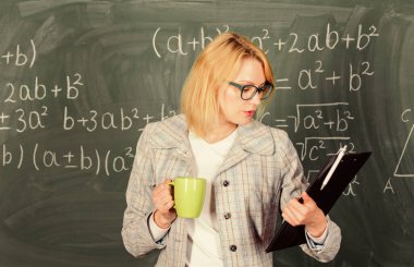 Öğretmen çay ya da kahve iç ve pozitif kal. Rahatlamak ve pozitif kalmak için zaman ayır. Olumlu düşünmeye devam et. Çay fincanı geçmişi olan bir kadın. Yorgunluk kavramını önle. Dinlenme zamanı.