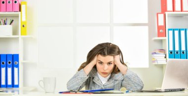 Uzun çalışma günü. Yorgun kadın bilgisayarda çalışıyor. Kendine güvenen bir ofis çalışanı Dosyası olan bir sekreter. Resmi moda tarzı. Makyajlı esmer kadın. Ceketli seksi kız dizüstü bilgisayar kullanıyor.