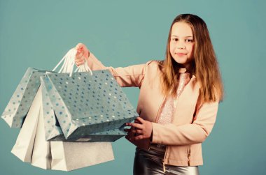 Mutlu çocuk. Yetenekli küçük kız. Tatil alışverişi tasarrufu. Çocuk modası. Paketli tezgahtar. Satış ve indirimler. Alışveriş torbalı küçük bir kız. Ağır çantalar. Kolay ve hızlı