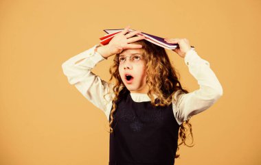 Bilgi ve eğitim. Okula dönelim. Ev ödevi. Günlük notları için not defteri. Ders çalışmak. Kağıt klasörlü küçük bir kız. Yorgun küçük kız öğretmen olmak istiyor. Çok çalışıyorum.