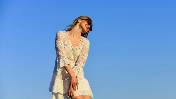 Ik voel me ontspannen. mooie jonge mooie vrouw met een zonnebril. Zomer outfit. Portret van het mooie meisje. strand mode stijl. Zomer buiten levensstijl. gelukkig jong vrouw poseren over blauwe hemel — Stockfoto