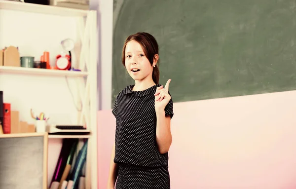 Desfrutando da vida estudantil. formas de educação. o dia do conhecimento é 1 de setembro. felicidade infantil. estudo para o futuro. aluna menina pequena. menina da escola feliz na sala de aula. voltar para a escola — Fotografia de Stock