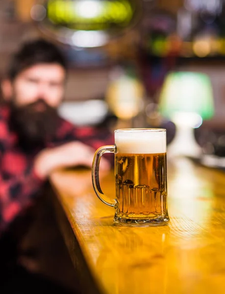 Üveg sör a bárpulton, asztal, látogató a háttérben, — Stock Fotó