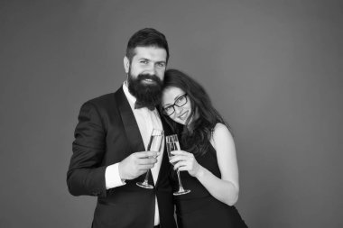 Evlilik yıldönümünüz kutlu olsun. Aşk konsepti. Aşklarını kutluyorlar. Kutlama vesilesi. Birbirine aşık çiftler köpüklü şarap içer. Eş camı tutar. Aile Sevgililer Günü 'nü kutluyor. Romantik ilişki