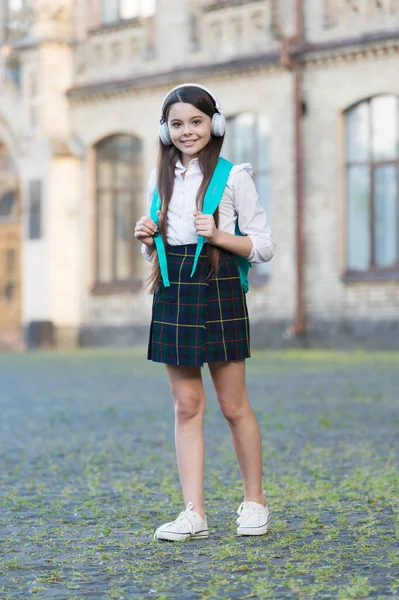 Compréhension à l'écoute. Happy girl pratique les compétences d'écoute à l'extérieur. Cours d'écoute. Le petit enfant aime écouter de la musique. École de langue. Enseignement à distance. Études et éducation. La vie moderne — Photo