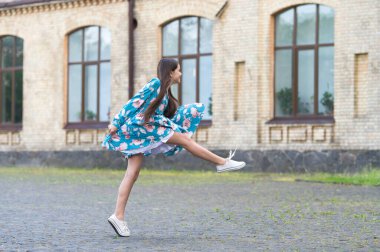 Özgürlük yeterli değil. Enerjik çocuk dışarıda yürüyor. Yaz modası. Aktif yaşam tarzı. Boş zaman ve boş zaman. Özgürlük kavramı. Keşfetme özgürlüğü. Yaz tatili. Özgürlük ruhun oksijenidir.