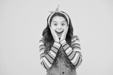 çocukluk mutluluğu. Çocuğun uzun kıvırcık saçları var. Küçük kızın retro başörtüsü takmasına şaşırdım. Yazlık çocuk modası. Bu bahar pozitif ve şık ol. Moda için kadın aksesuar. Boşluğu kopyala