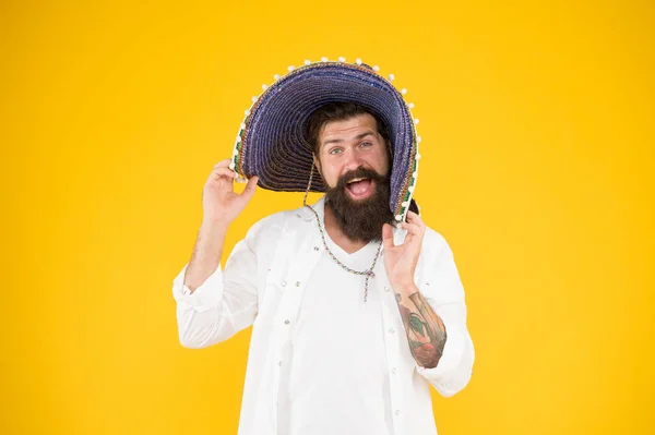 Uma verdadeira alegria. viajar para o México. celebrar o feriado tradicional mexicano. fest e vendas de férias. Celebração mexicana do 5 de Maio. Homem barbudo em Sombrero e Poncho. conceito de festa mexicana — Fotografia de Stock