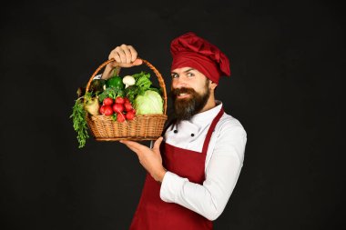 Lahana, turp ve marullu bir aşçı. Adamın elinde sebze var.