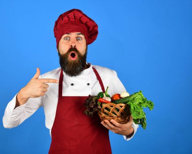 Yeşil market konsepti. Mavi arka planda sakallı bir adam