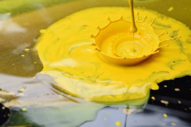 Dökülmüş boya, lekeler ve altın metalik renkler..