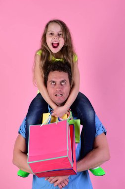 Alışveriş, hediyeler ve aile kavramı. Kız ve erkek