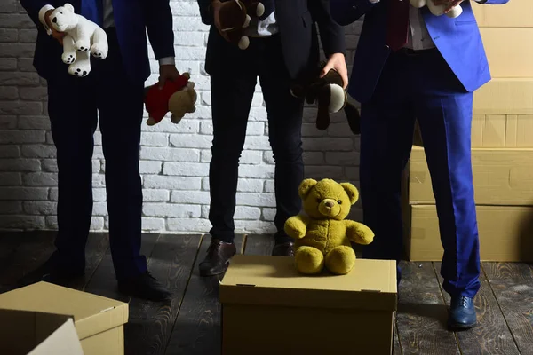 Los hombres de negocios usan trajes inteligentes y juegan con juguetes suaves — Foto de Stock