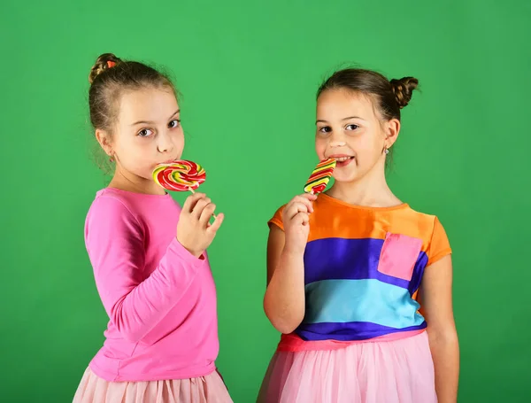 Zusters met ronde, lang gevormde lolly 's. Meisjes met een gelukkig gezicht — Stockfoto