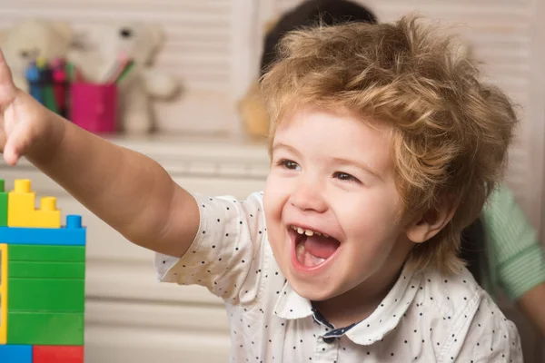 Niño con cara sonriente sobre fondo de madera claro . —  Fotos de Stock