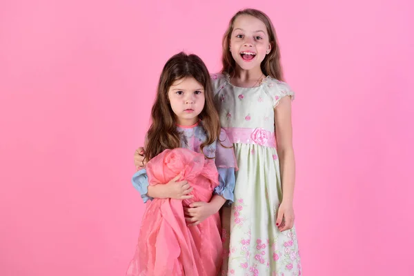 자매들은 분홍색 천을 들고 있습니다. 어린 시절 과 가족 개념. — 스톡 사진