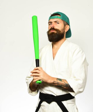 Usta dövüşmeye hazırlanıyor. Kimonolu sakallı adam.