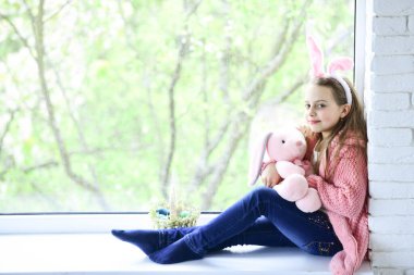 Bahar ve pembe kulaklı mutlu kız, Paskalya