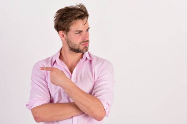 Seçim ve doğru yol konsepti. Kurnaz yüzlü adam.